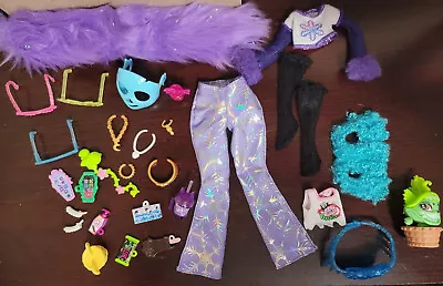 Monster High - G3 Clothes And Accessories Lot • $8.99