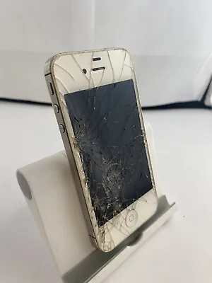 Faulty Cracked Apple IPhone 4 White IOS Smartphone • £2.99