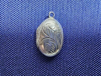 Grandma Grabe's Beautiful Vintage 925 Sterling Silver Etched Oval Locket Pendant • $0.75