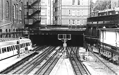 Baker Street Lu Station 1975 - Metropolitan Line Platforms 1 - 4 • £1.99