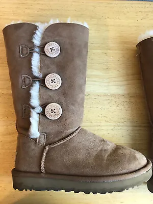 UGG 1016227 Bailey Button Triplet II Size 5 Women's Boots - Chestnut • $47.97