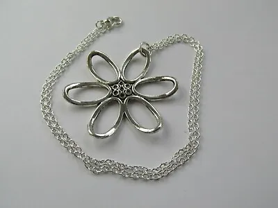 Unusual Tibetan Silvertone Pretty Daisy Flower Pendant - Chain Necklace - Gift • £5.25