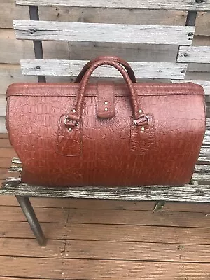 Vintage Tan Leather Gladstone Bag. • $120
