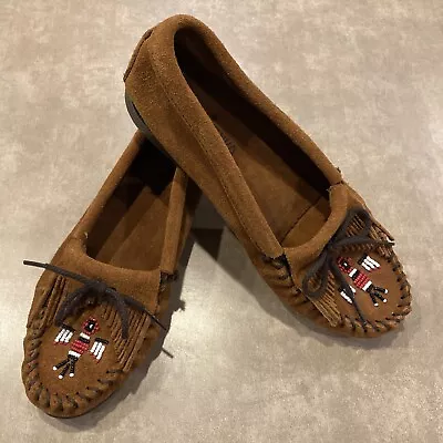 Minnetonka~Classic Brown Leather Moccasins Hard Bottoms Thunderbird Beading Sz8 • $39