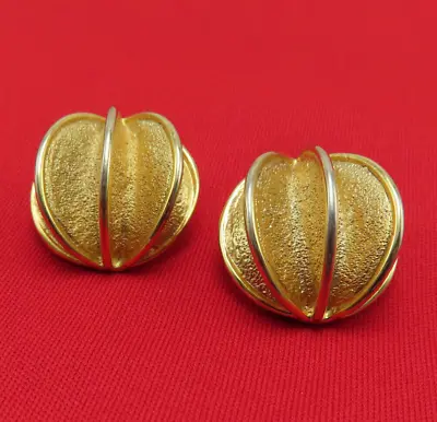 Venue USA Earrings Vintage Clip On Gold Ribbed Textured 1 Inch Signed 937b • $12.99