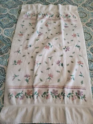 Vintage Utica Floral Bath Towel • $5