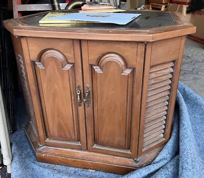 Magnavox Vintage End Table With Record Player And AM/FM Stereo • $800