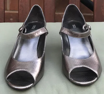 £4 • Buy Ladies M&S Bronze Shoes Size 5