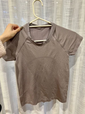 $45 • Buy Lululemon Swiftly Tech Short Sleeve 2.0 Cropped Size 6 Violet Verbena
