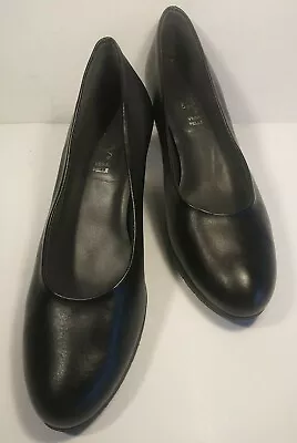 MARY SIZE 7 BLACK LEATHER COURT SHOES.  Ref G0 • £29.99