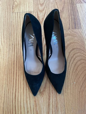 $15 • Buy Zara Classic Simple Black Suede Pumps Size 6