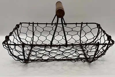 Vtg Chicken Wire Basket  Rusty Brown Color With Wooden Handle 8”x5”. 2.5” Tall • $10