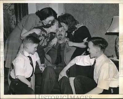 1943 Press Photo NYC 3/Engineer Hugh Moffett WW I Vet & His Family At Home • $19.99