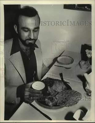 1982 Press Photo Adi Irani Shows Off Food In His Colonie New York Restaurant • $15.99