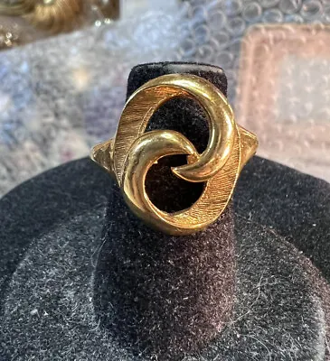 Vintage Signed Crown Trifari Women's Polished Gold Tone Swirl Style Size 5 Ring • $28.95