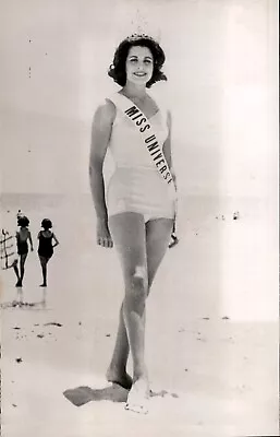 LG982 1962 AP Wire Photo MISS UNIVERSE NORMA NOLAN Leggy Dame Beach Swimsuit • $20