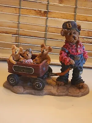 1999 Boyds Bear Bearstone HUCK W/ MANDY ZOE & ZACK ROLLIN ALONG Figurine #227727 • $9.25