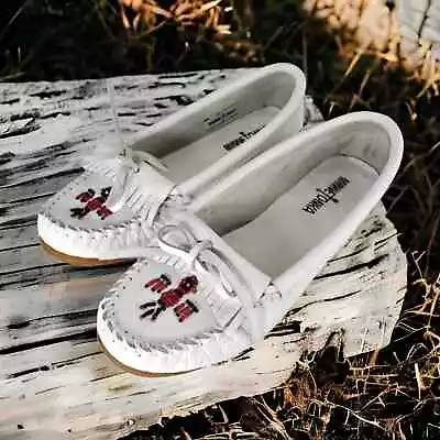 Minnetonka White Thunderbird Beaded Leather Moccasins Size 9.5. These Moccasins • $35