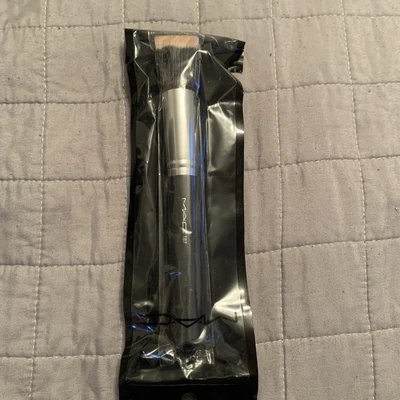 £19.90 • Buy MAC Duo Fibre Brush 187 RRP£28.00