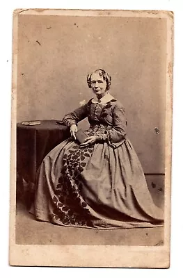 ANTIQUE CDV CIRCA 1860s OLD LADY IN FANYC DRESS HOLDING BOOK DETAILED UNMARKED • $12.99