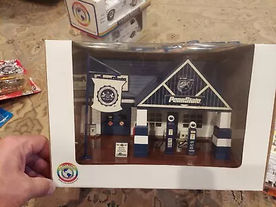 VTG SEALED NITTANY LIONS TRAIN O Scale PENN STATE Lighted Gas Station  • $79.99