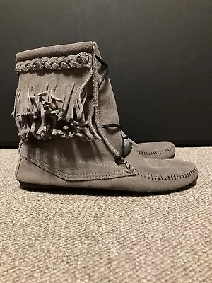 Minnetonka Moccasins Women's 6 Lace Up Gray Suede Tramper Fringe Boot 621T • $29.99