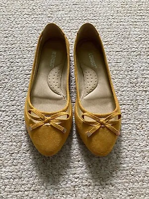 £5 • Buy Womens Faux Suede Mustard Coloured Flat Shoes Size 37
