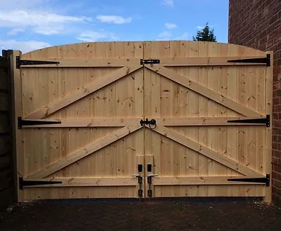 Wooden Driveway Gates!heavy Duty Solid Gates! 5ft Highest Point • £410