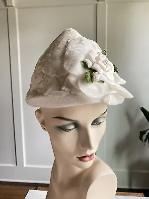 LOVELY VTG 1960s WHITE SILK & VELVET PETAL HAT W WHITE ROSE • $11.95