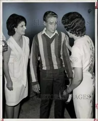 1964 Press Photo Randall Steich Discusses Saigon With Family In Houston • $16.99