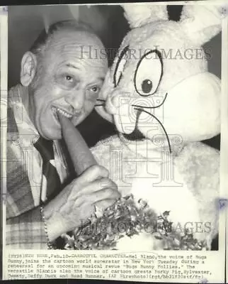 1976 Press Photo Mel Blanc Voice Of Bugs Bunny With Character In New York • $29.88