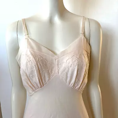 Vintage Peach Nylon Full Slip Dress Sz 34 Munsingwear • $29.99