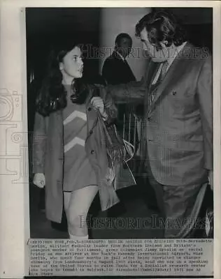 1971 Press Photo Jimmy Breslin Greets Bernadette Devlin At An Airport In NY • $29.88