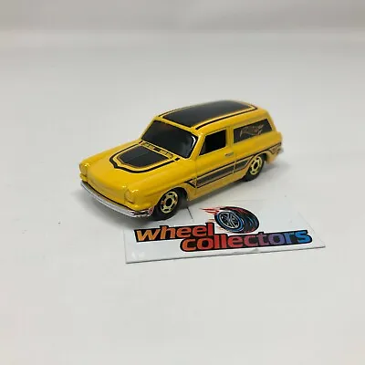 1969 Volkswagen Squareback * YELLOW * 1:64 Scale Diecast Model Diorama * WK6 • $5.99