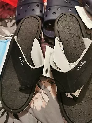 Oakley Thongs Sz 1 I Women's Black & White  Combine Post Welcome  • $30