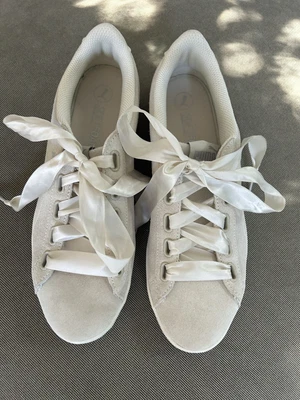 $20 • Buy Womens Puma Shoes - Off White With Ribbons