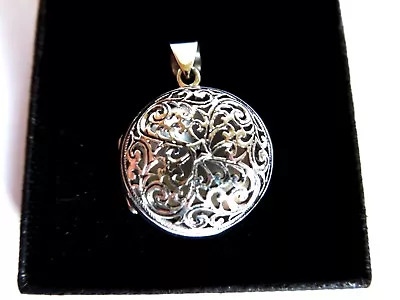 Sterling Silver Ornate Openwork Round Chunky Family Photo Memory Aroma Locket  • £39.95