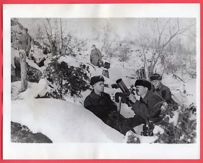 1942 Russian Soldiers Sight Mortar On Russian Front 7x9 Original News Photo • $33.99