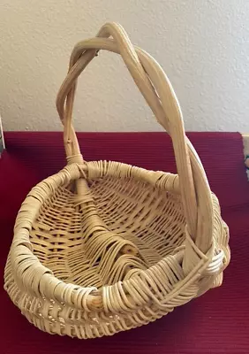 VINTAGE Small Split Buttocks ReedWoven Egg Gathering Basket Handmade Vine Handle • $15