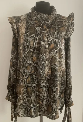 £6 • Buy ZARA Silky Snakeskin Pattern Blouse Size M