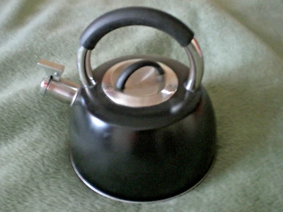 Kettle. VonShef 2.5L Black.  Whistling Stove  Induction  Gas Halogen Etc. • £7.99