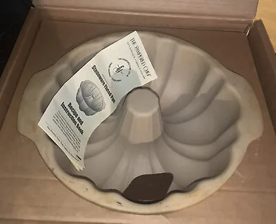 $24.99 • Buy PAMPERED CHEF Stoneware Fluted Bundt Pan Family Heritage Coll. Retired #1440 EUC