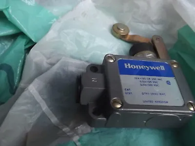 Honeywell  DTF32RN2RHC  METAL HOUSED ROLLER MICROSWITCH • £50