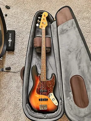 2005 Fender American Vintage '62 Jazz Bass 3-Color Sunburst • $1800