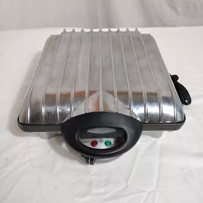 VillaWare 2001C Waffle Maker Waffler Silver Classic 4 Square • $55