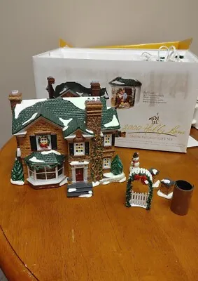 VTG Department 56 2000 Holly Lane Snow Village Gift Set 54977 • $42