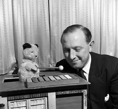 £5.89 • Buy Harry Corbett With His Glove Puppet Sooty 1955 OLD PHOTO