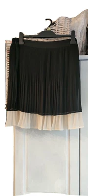 £10 • Buy OASIS Pleated Skirt 12 Black /Buttermilk  Bottom  Rim . Short Above Knee Lengh .