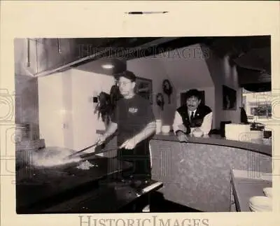 1994 Press Photo Chef Bob Lineberger Henry Dryovage At Mongolian BBQ Royal Oak • $15.88