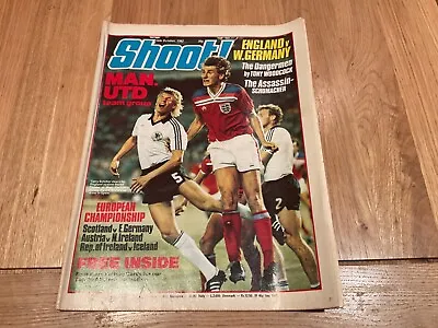 Shoot Magazine - 16th October 1982 -  Manchester United Team Photo • £2.60